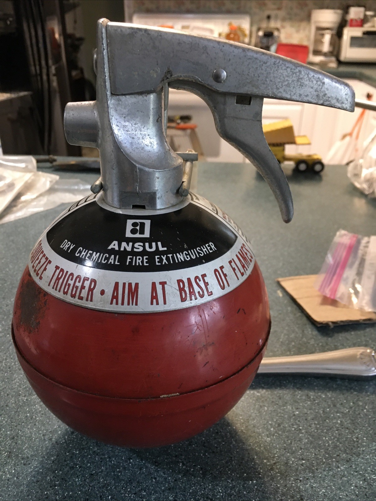 ANSUL MODEL M 2 1/2 DRY CHEMICAL FIRE EXTINGUISHER W/ MOUNTING BRACKET