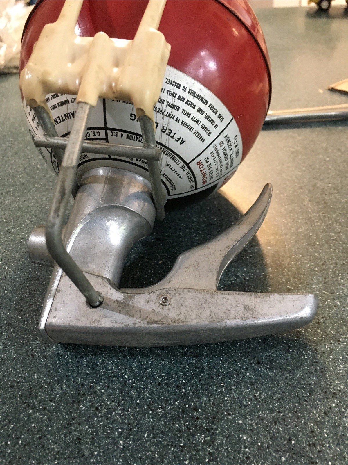 ANSUL MODEL M 2 1/2 DRY CHEMICAL FIRE EXTINGUISHER W/ MOUNTING BRACKET