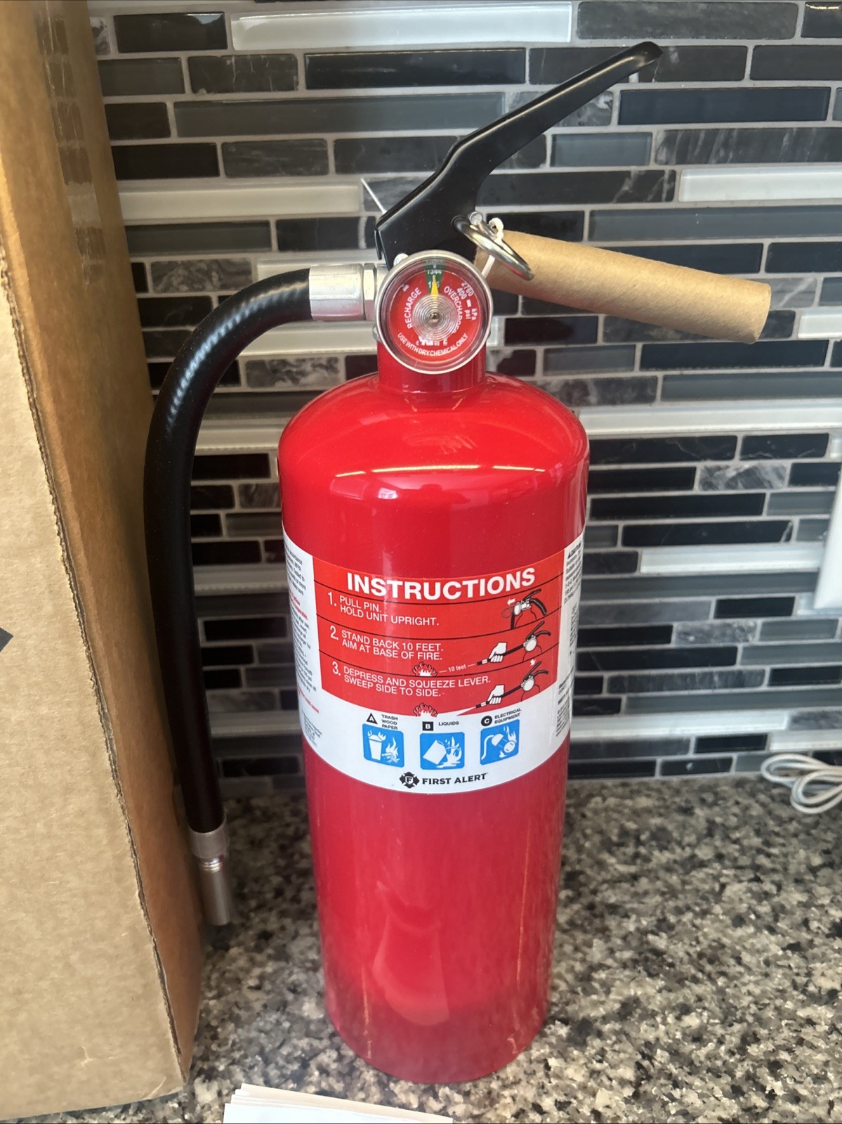 FIRST ALERT FIRE EXTINGUISHER MODEL FE2A10GR NEW UNUSED, 2025