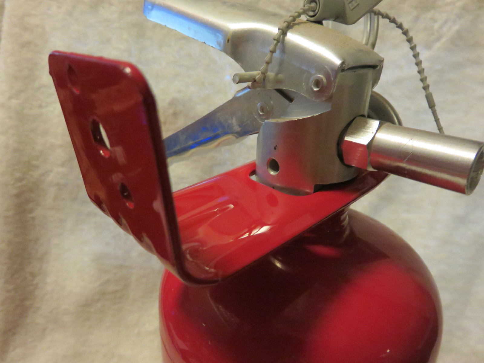 ✅🧯1-UNIVERSAL FORK STYLE WALL MOUNT 5/10 lb. SIZE FIRE EXTINGUISHER BRACKET NEW