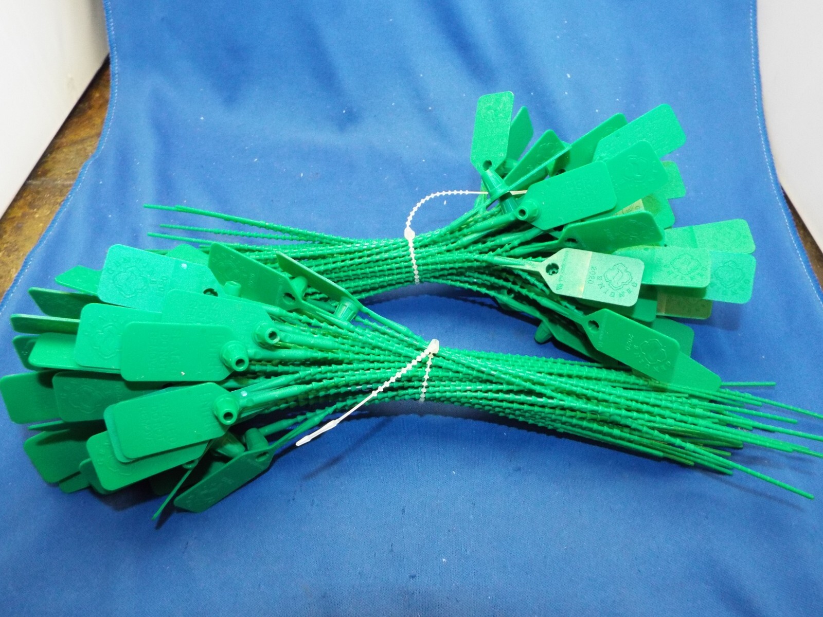 100 FE-3 SUR Fire Extinguisher Seals, 9″ Green Flag