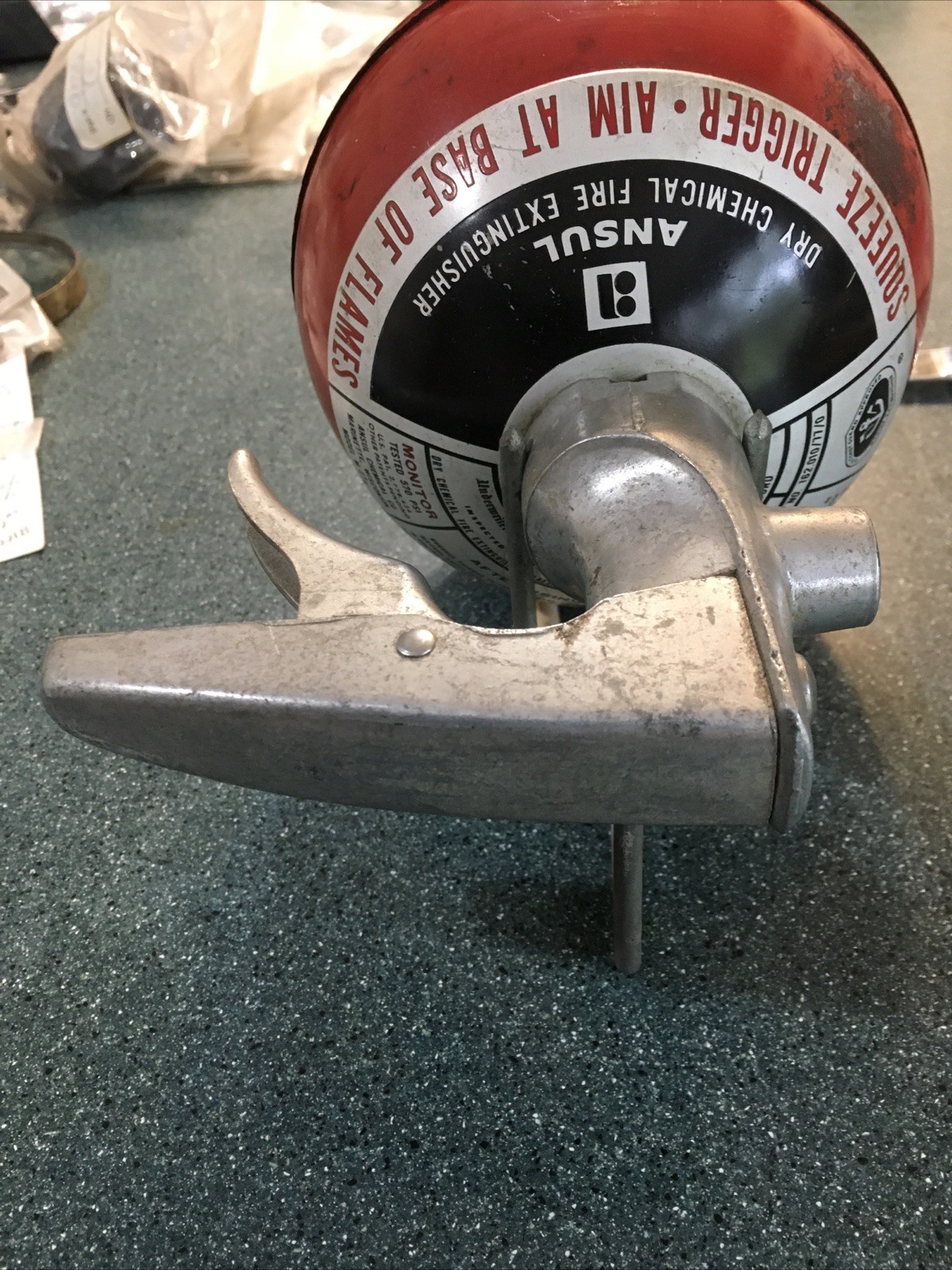 ANSUL MODEL M 2 1/2 DRY CHEMICAL FIRE EXTINGUISHER W/ MOUNTING BRACKET