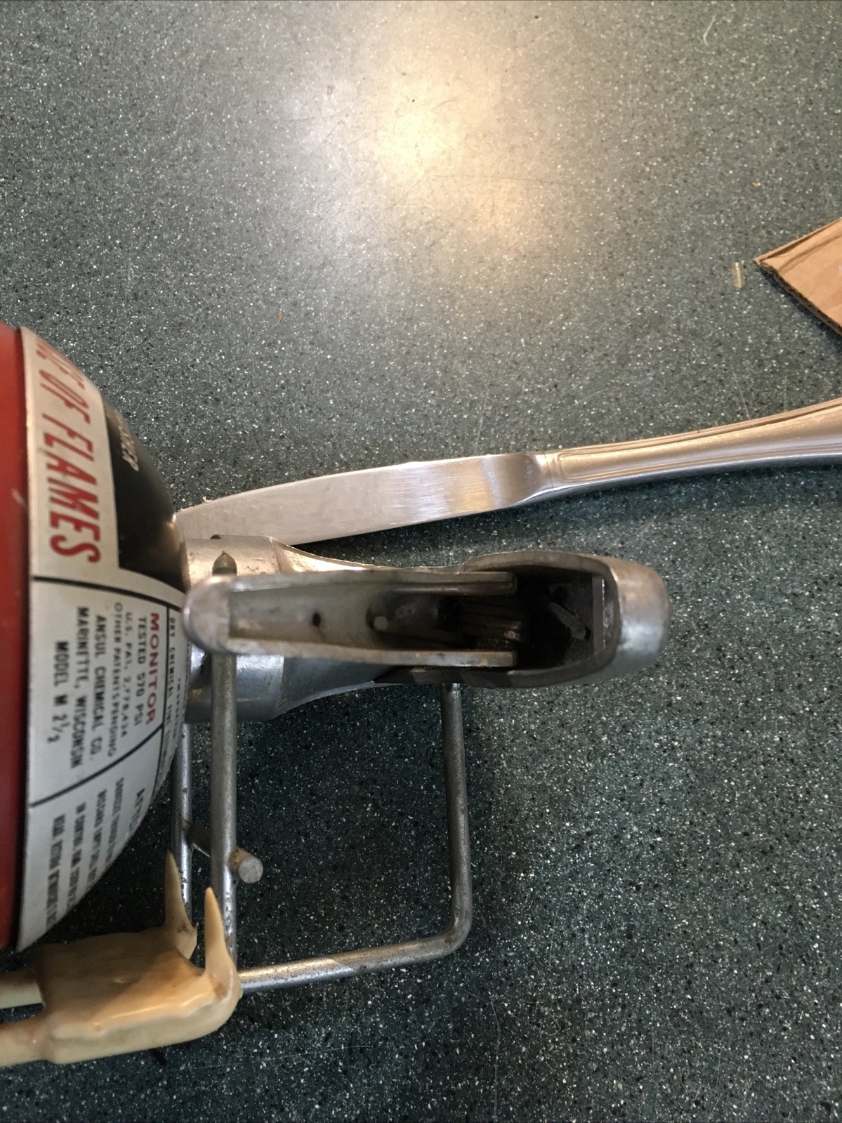 ANSUL MODEL M 2 1/2 DRY CHEMICAL FIRE EXTINGUISHER W/ MOUNTING BRACKET