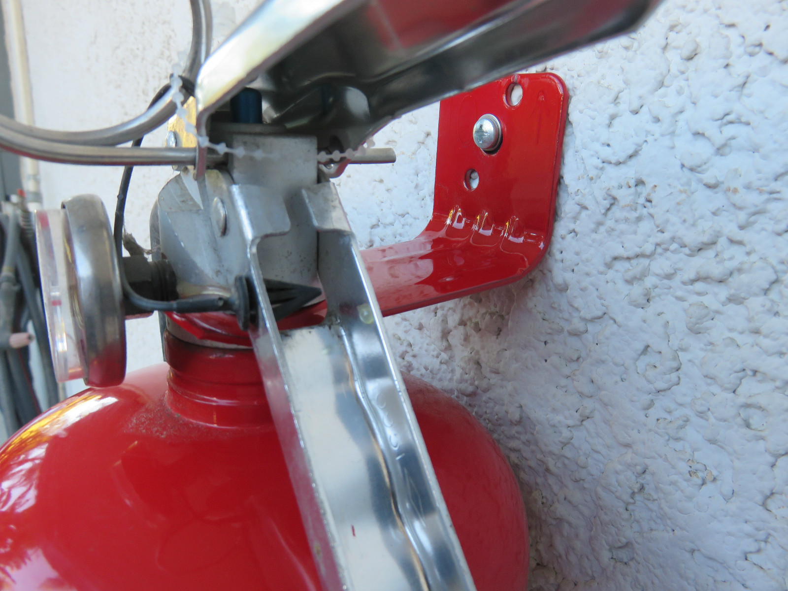✅🧯1-UNIVERSAL FORK STYLE WALL MOUNT 5/10 lb. SIZE FIRE EXTINGUISHER BRACKET NEW