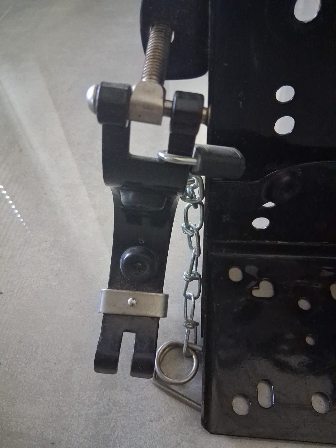 Metal Bracket for 5 lb Dry Chemical Fire Extinguisher with Quick Access Straps