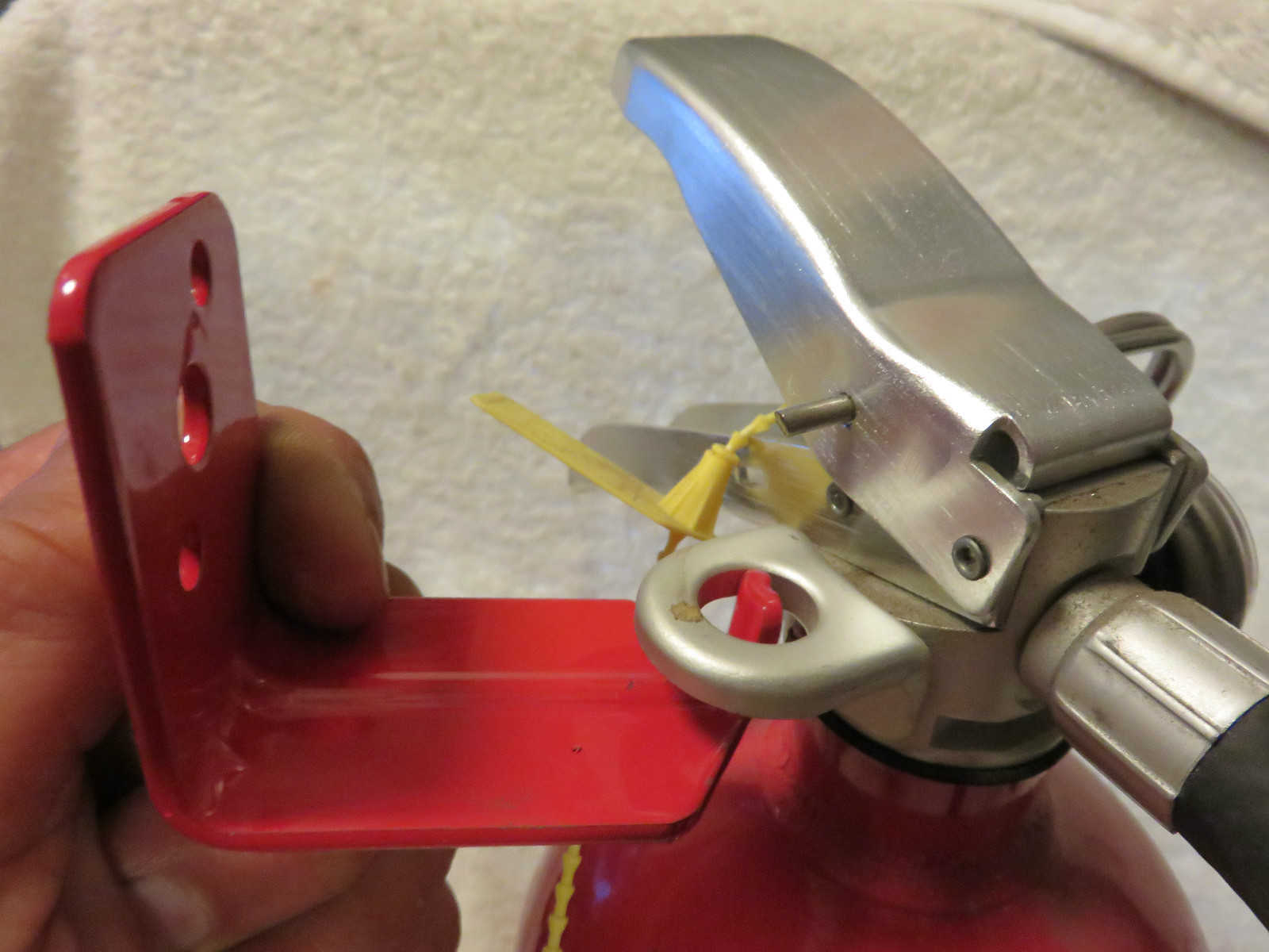 🔥🧯1-UNIVERSAL WALL MOUNT 10, 15 & 20 lb. SIZE FIRE EXTINGUISHER HANGER BRACKET