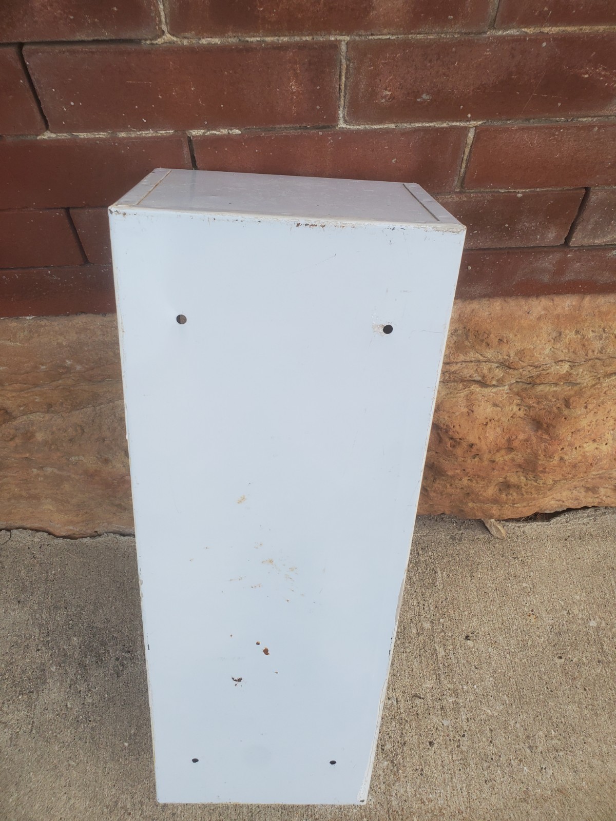 Muckle Metal Wall Mount Fire Extinguisher Box 22-1/2″ Tall Glass Front White