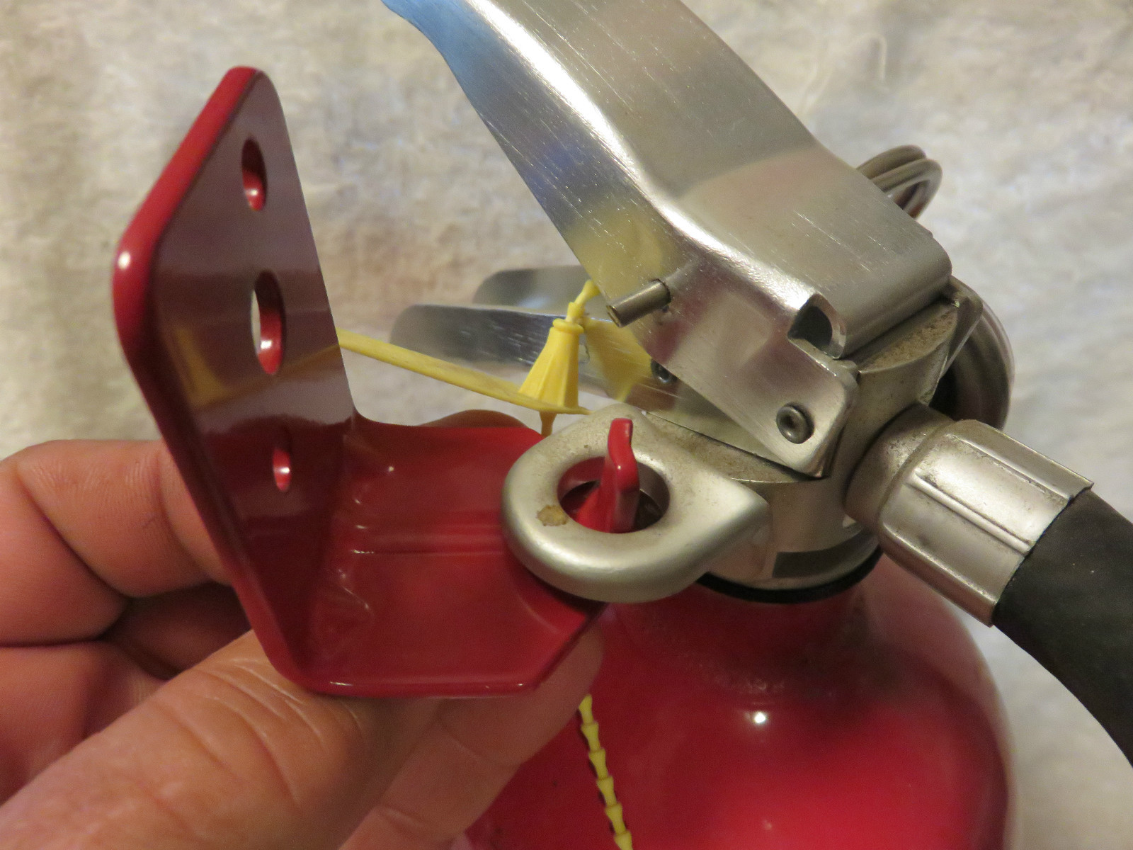 🔥🧯(LOT OF 2) UNIVERSAL WALL MOUNT 5 & 10 lb SIZE FIRE EXTINGUISHER BRACKET NEW