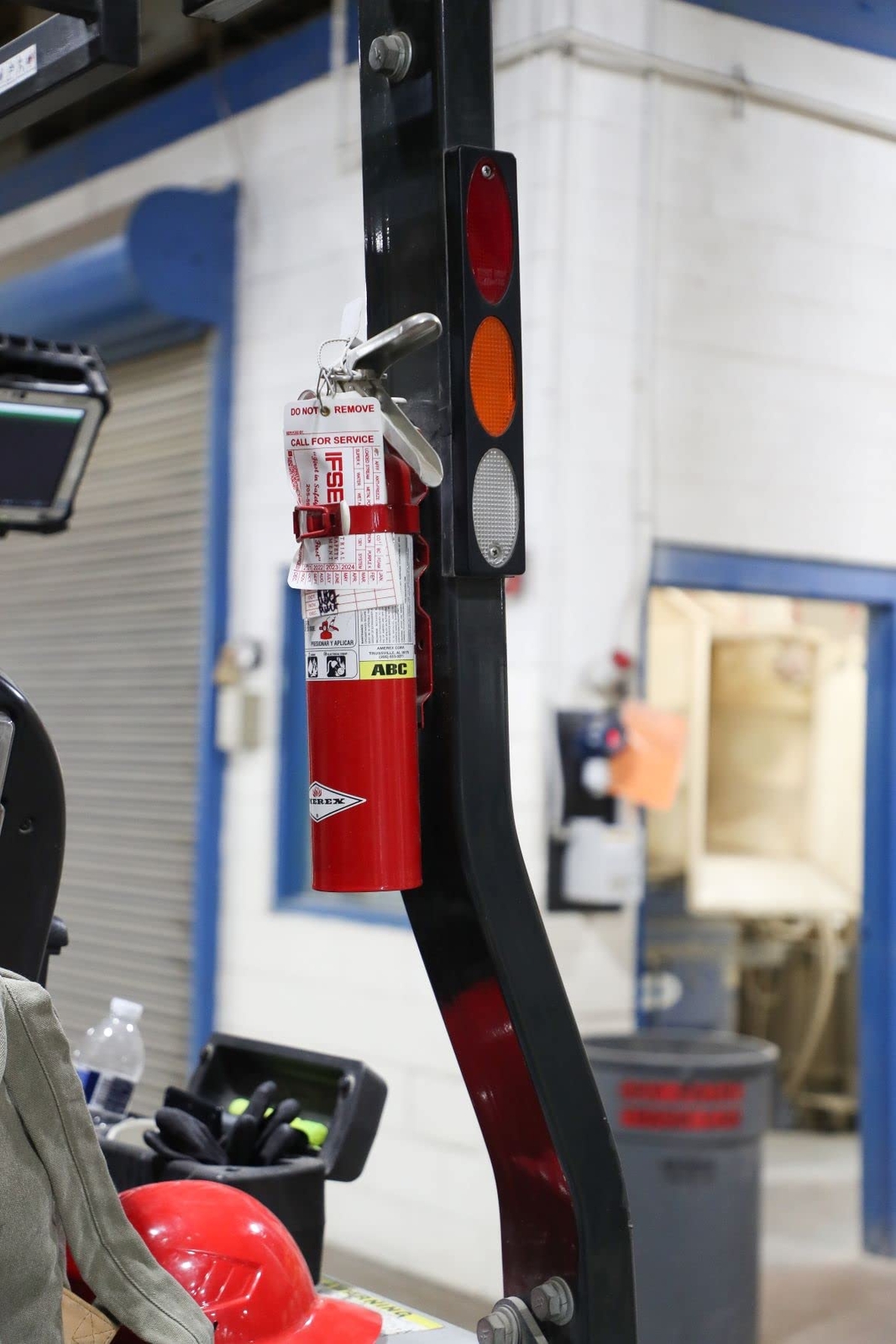 Amerex B417T 2.5 Pound ABC Dry Chemical Fire Extinguisher with Bracket