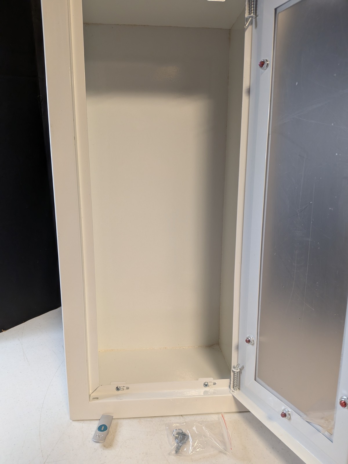 Fire Extinguisher Cabinet, Semi Recessed, 25.25″ In Height, Broken Lock