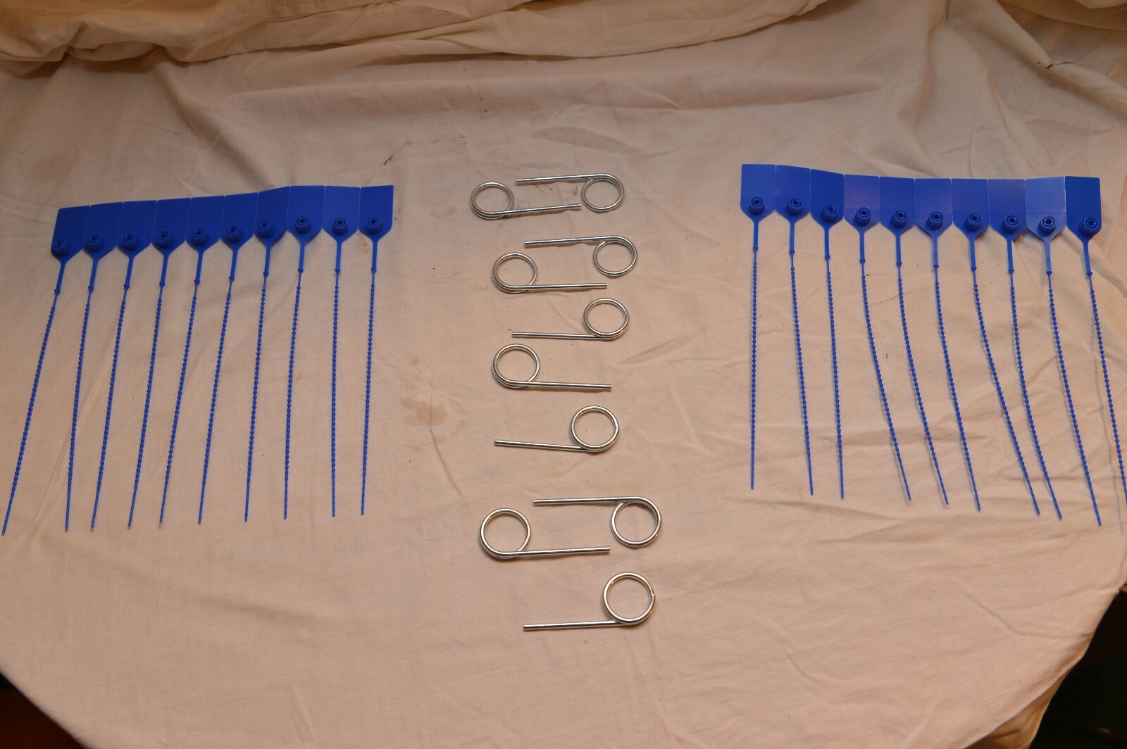 20 BLUE FIRE EXTINGUISHER TAMPER FLAG SEALS & 10 SAFETY PULL PINS