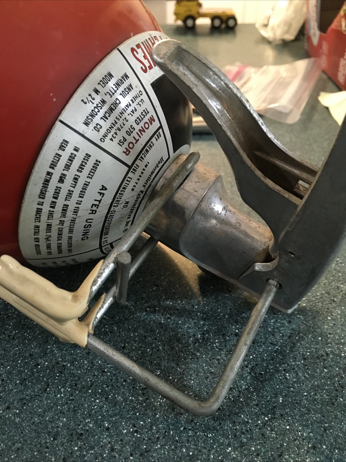 ANSUL MODEL M 2 1/2 DRY CHEMICAL FIRE EXTINGUISHER W/ MOUNTING BRACKET