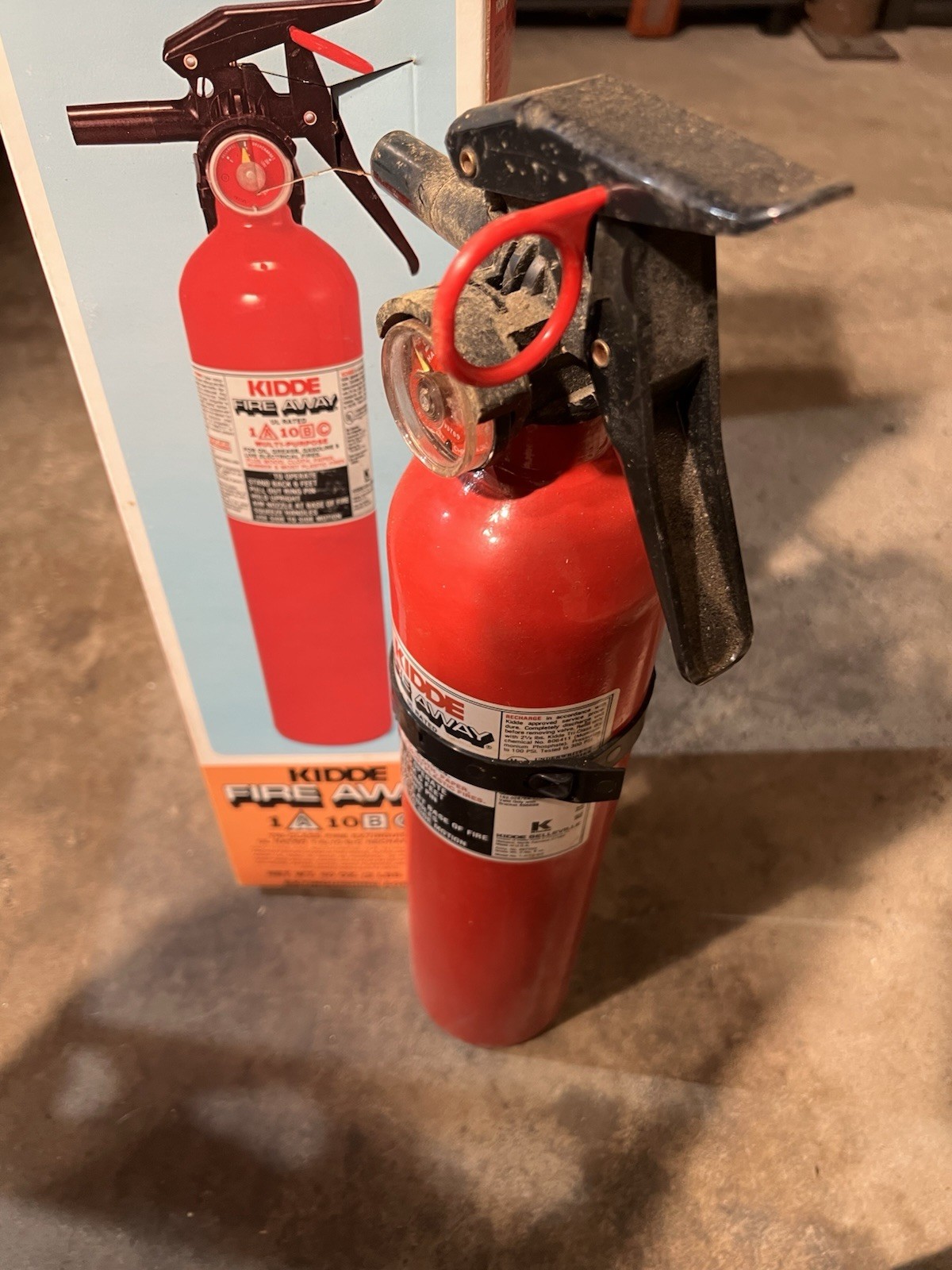 Kidde Fire Away Fire Extinguisher 1A 10BC w/ Original Box Vintage Garage Display