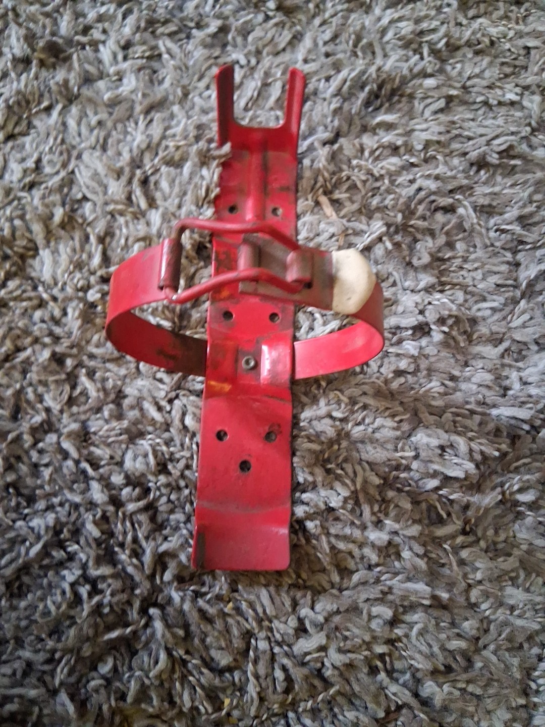 818/821 Vehicle & Marine 4.5″ In. Diameter Fire Extinguisher Bracket – Red