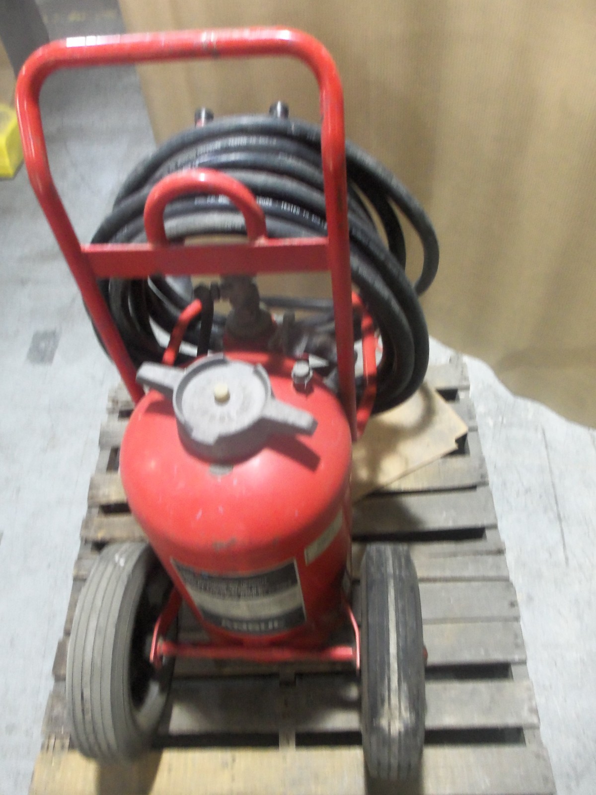 ANSUL I-K150-D 125LB RED FIRE EXTINGUISHER TYPE B AND C PURPLE DRY 2-WHEELED AK