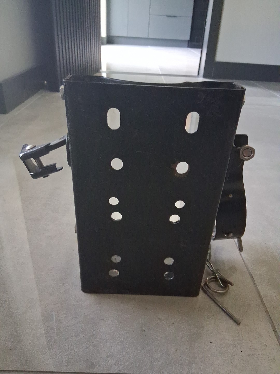 Metal Bracket for 5 lb Dry Chemical Fire Extinguisher with Quick Access Straps