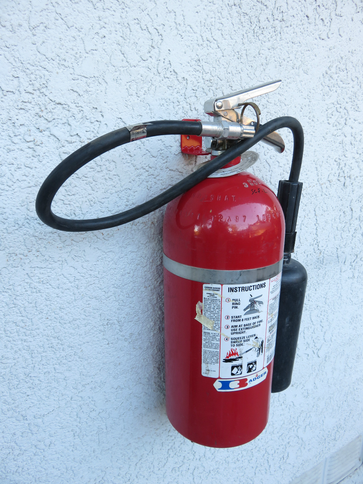 🔥🧯1-UNIVERSAL WALL MOUNT 10, 15 & 20 lb. SIZE FIRE EXTINGUISHER HANGER BRACKET
