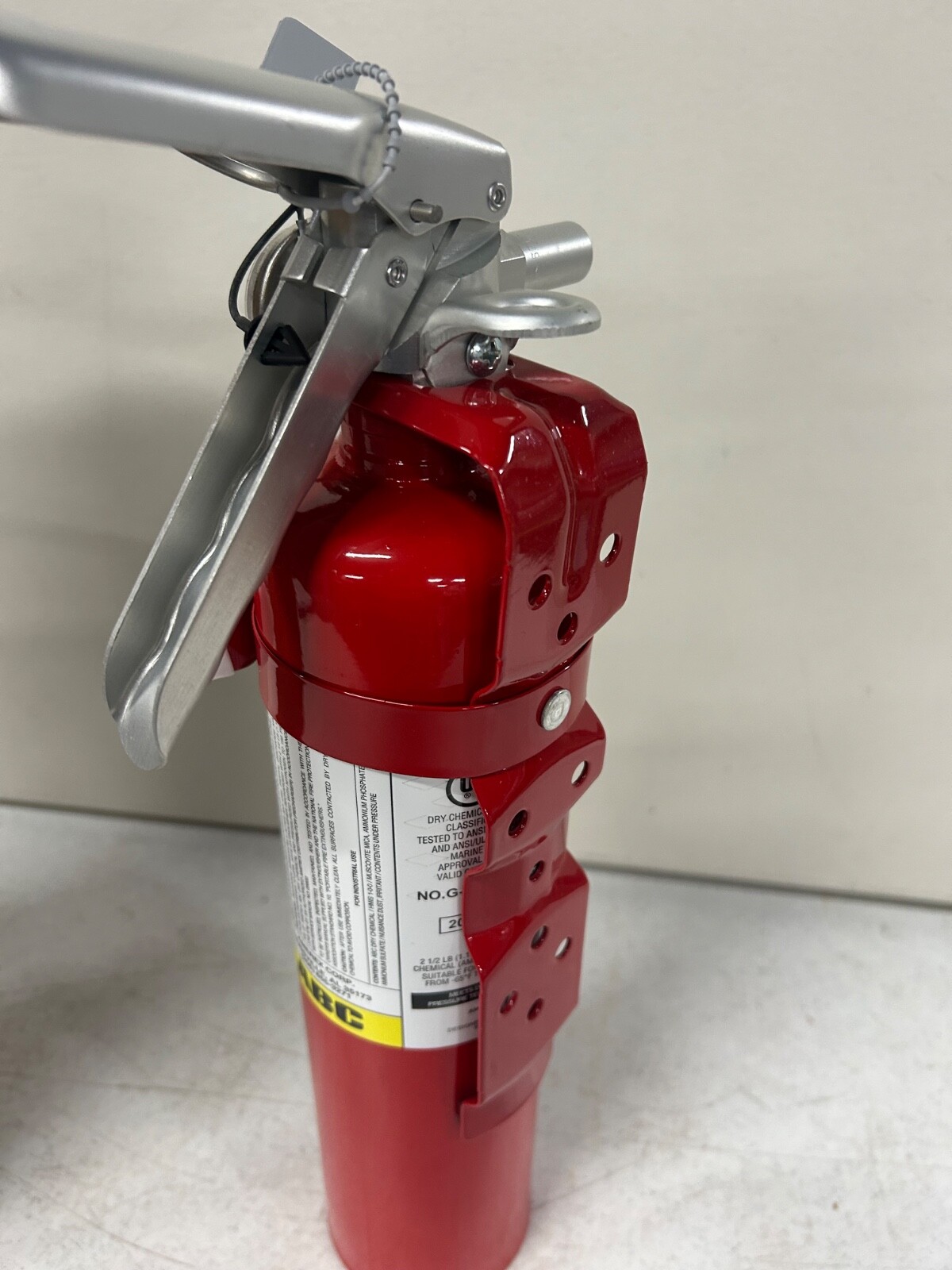 Fire Extinguisher 2.5lbs B417T with marine bracket