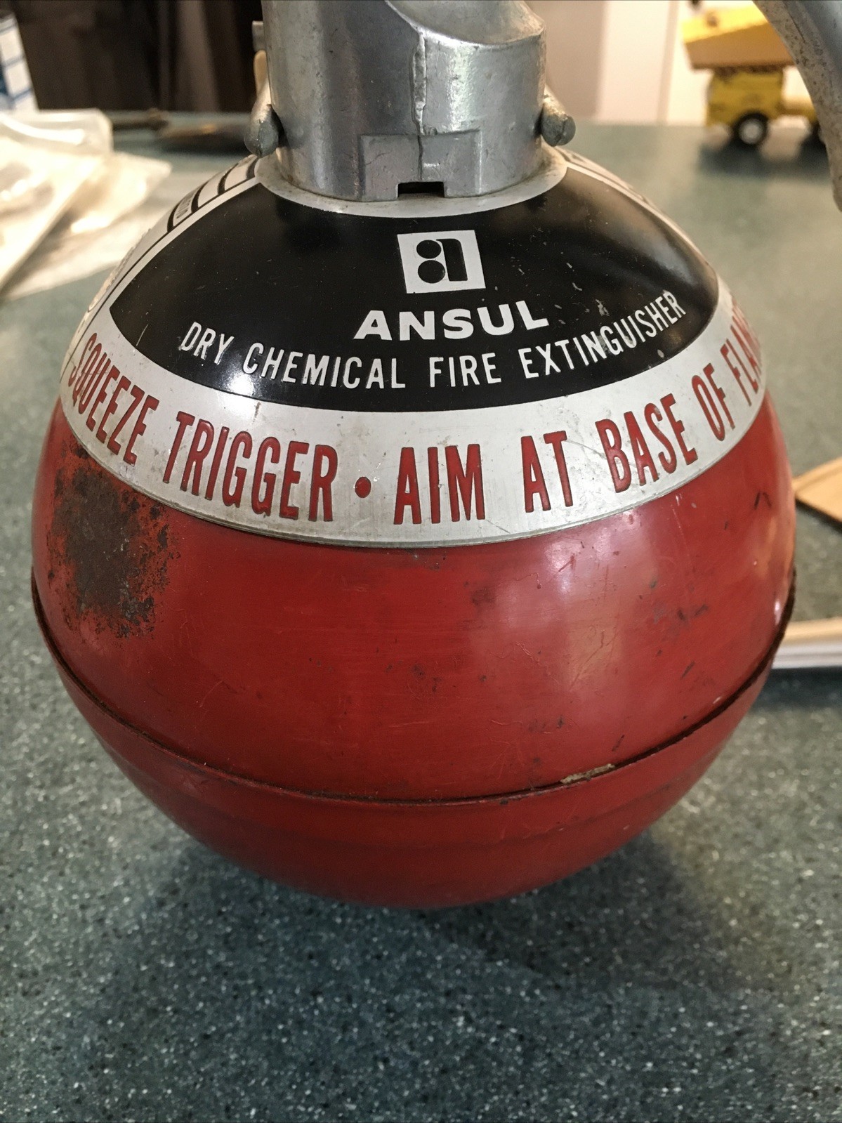 ANSUL MODEL M 2 1/2 DRY CHEMICAL FIRE EXTINGUISHER W/ MOUNTING BRACKET