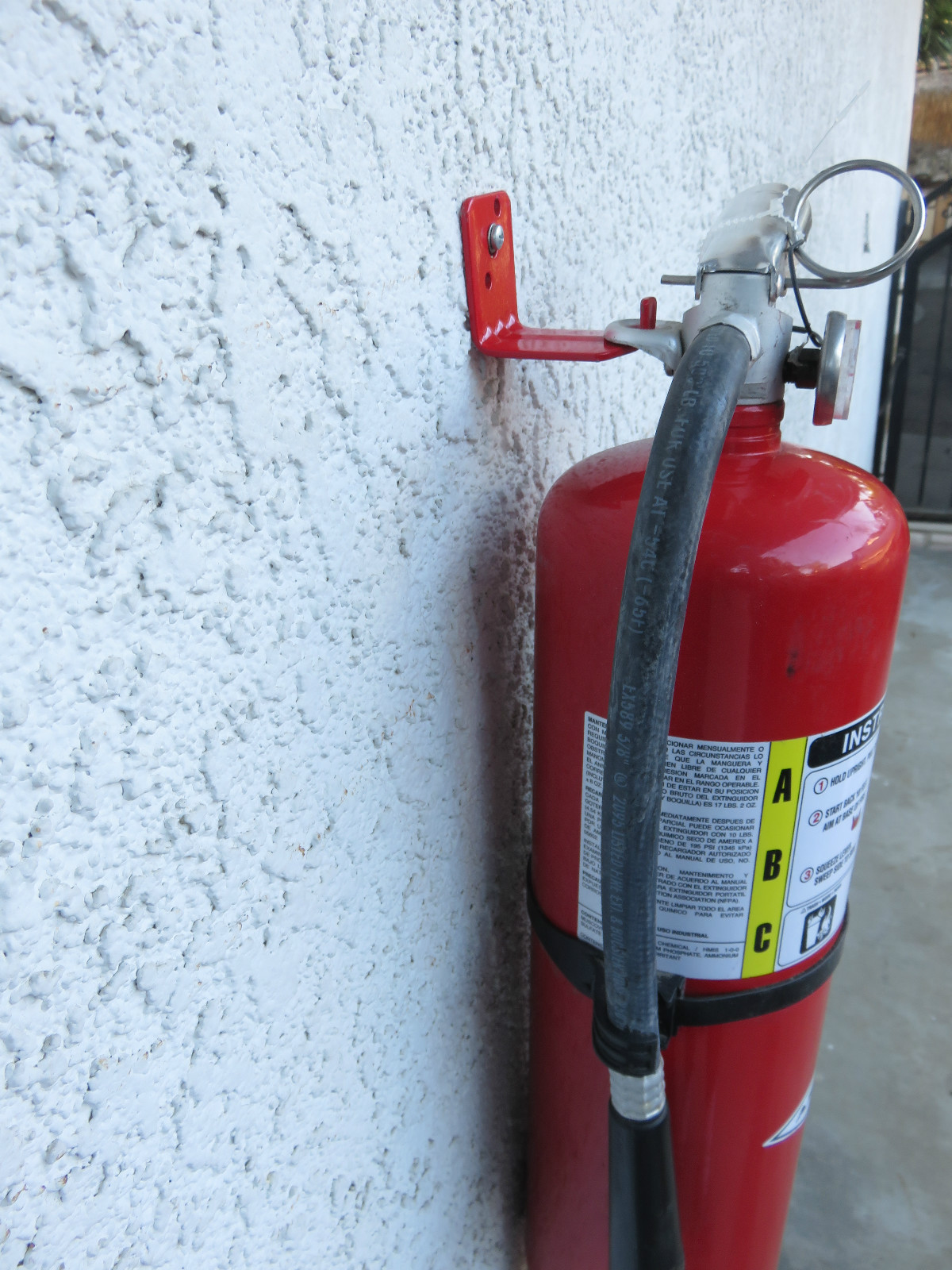 🔥🧯1-UNIVERSAL WALL MOUNT 10, 15 & 20 lb. SIZE FIRE EXTINGUISHER HANGER BRACKET
