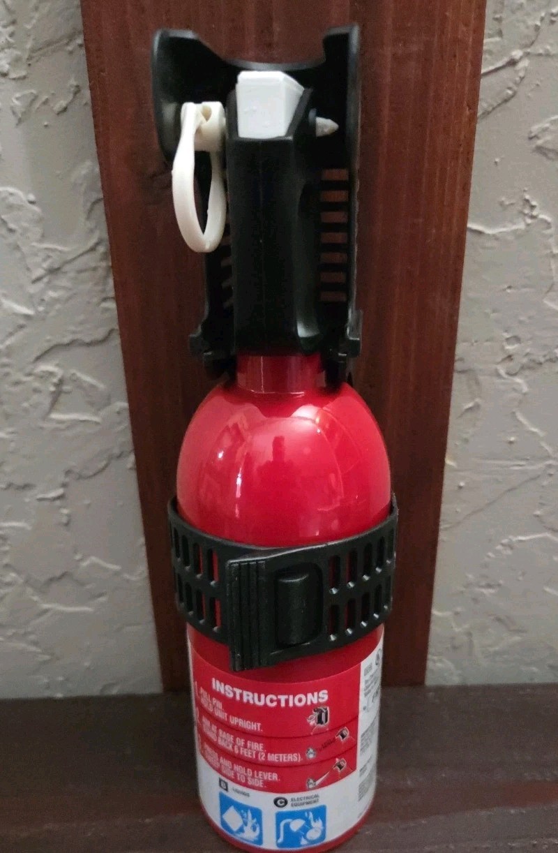 Car Fire Extinguisher First Alert 1-Pack 5-B:C With Bracket New