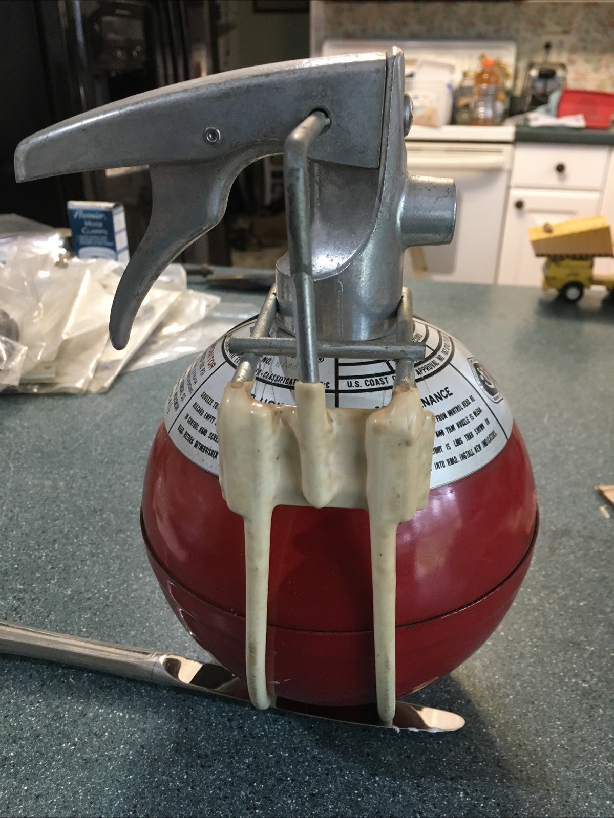 ANSUL MODEL M 2 1/2 DRY CHEMICAL FIRE EXTINGUISHER W/ MOUNTING BRACKET