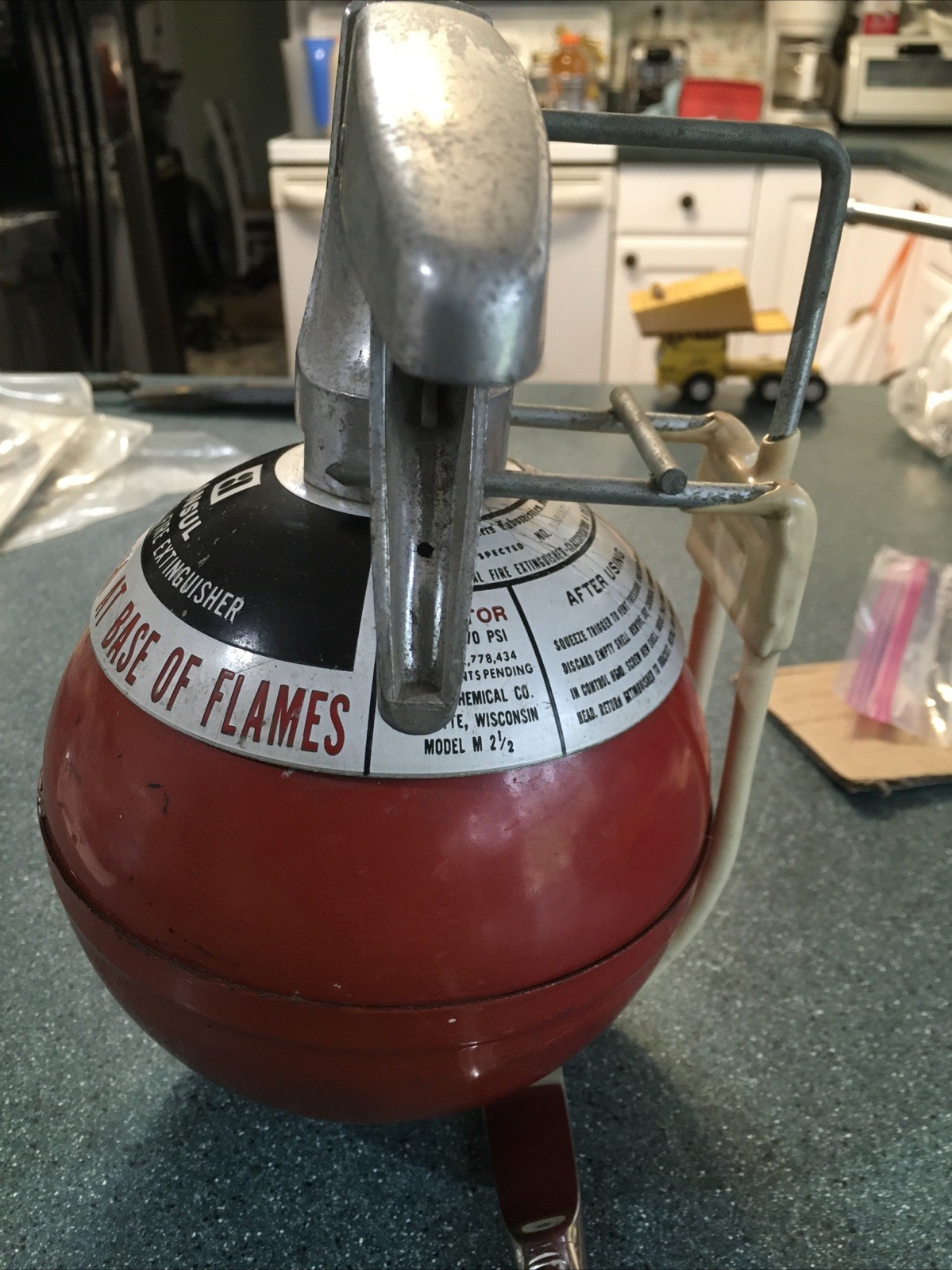 ANSUL MODEL M 2 1/2 DRY CHEMICAL FIRE EXTINGUISHER W/ MOUNTING BRACKET