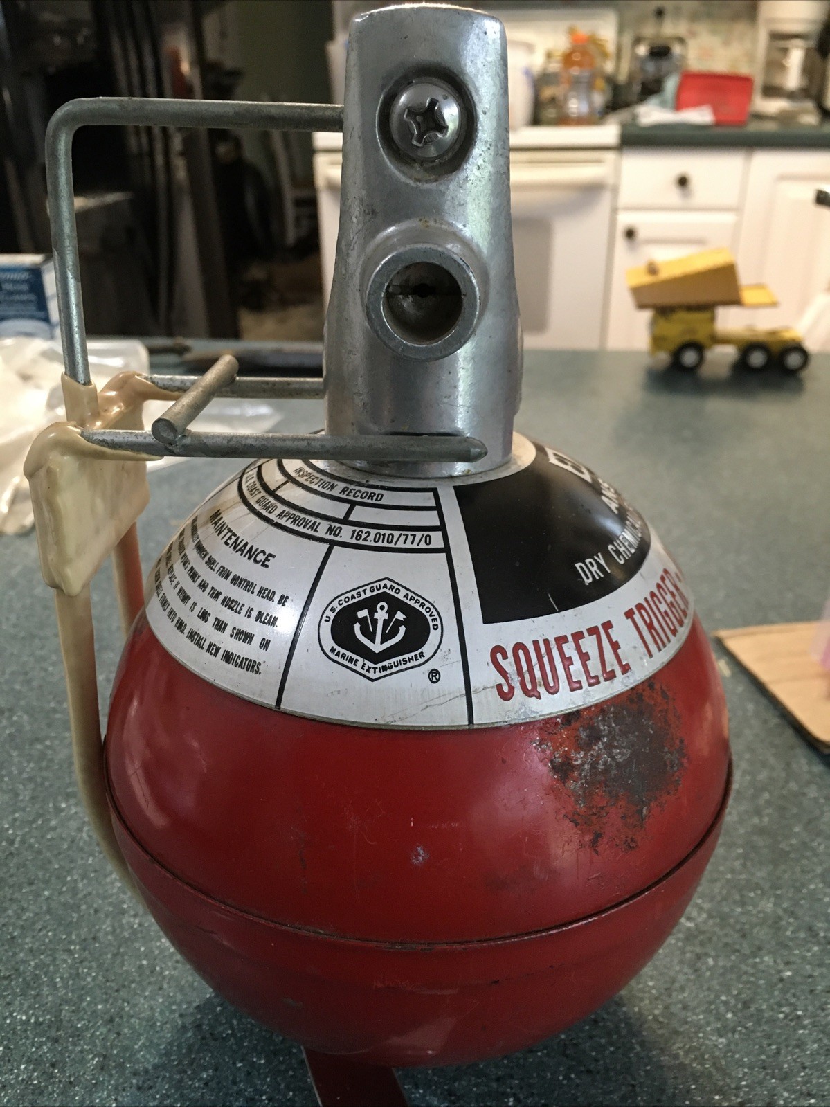 ANSUL MODEL M 2 1/2 DRY CHEMICAL FIRE EXTINGUISHER W/ MOUNTING BRACKET