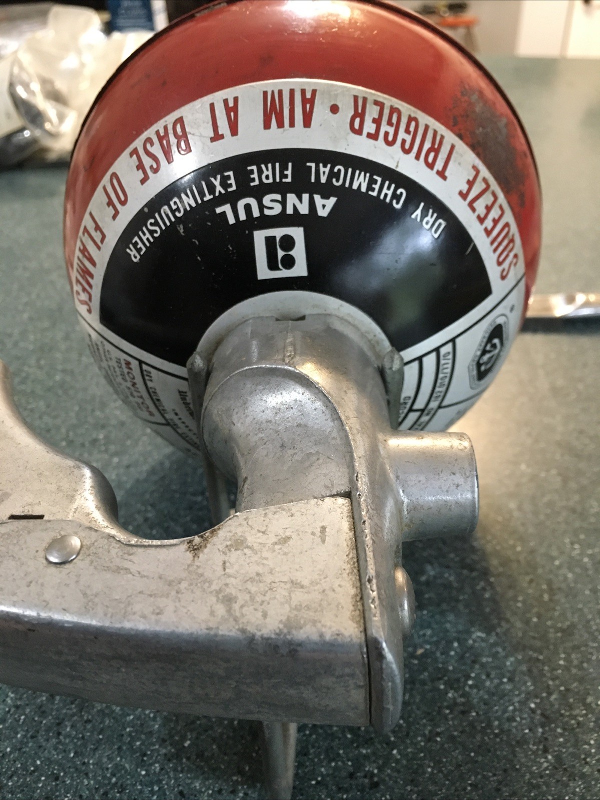 ANSUL MODEL M 2 1/2 DRY CHEMICAL FIRE EXTINGUISHER W/ MOUNTING BRACKET