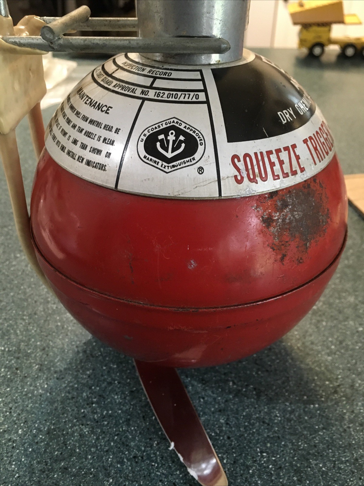 ANSUL MODEL M 2 1/2 DRY CHEMICAL FIRE EXTINGUISHER W/ MOUNTING BRACKET